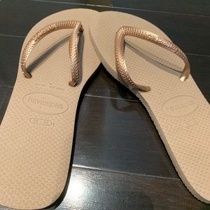 Gold brand new havaianas